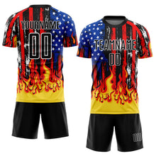 Laden Sie das Bild in den Galerie-Viewer, Uksn Individuelles Schwarz Rot Königsblau-Gold US-Flagge Flamme Sublimationsdruck Fußballtrikot
