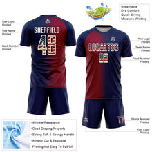 Laden Sie das Bild in den Galerie-Viewer, Uksn Individuelles Marineblau Vintage USA-Flagge Weinrot-Cream Sublimationsdruck Farbverlauf-Mode Fußballtrikot
