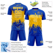 Laden Sie das Bild in den Galerie-Viewer, Uksn Individuelles Donnerblau Gelb-Weiß Abstrakter Splash Grunge Kunst Sports Sublimationsdruck Fußballtrikot
