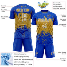 Laden Sie das Bild in den Galerie-Viewer, Uksn Individuelles Donnerblau Altgold-Weiß Abstrakter Splash Grunge Kunst Sports Sublimationsdruck Fußballtrikot

