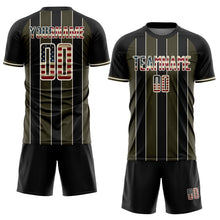 Laden Sie das Bild in den Galerie-Viewer, Uksn Individuelles Schwarz Vintage USA-Flagge Oliv-Cream Nadelstreifen Linie Sports Sublimationsdruck Fußballtrikot
