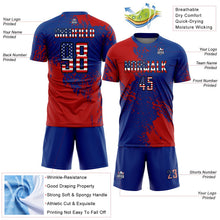 Laden Sie das Bild in den Galerie-Viewer, Uksn Individuelles Königsblau USA-Flagge Rot-Schwarz abstrakte Pinselstrich Sports Sublimationsdruck Fußballtrikot
