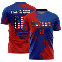 Laden Sie das Bild in den Galerie-Viewer, Uksn Individuelles Königsblau USA-Flagge Rot-Schwarz abstrakte Pinselstrich Sports Sublimationsdruck Fußballtrikot
