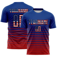 Laden Sie das Bild in den Galerie-Viewer, Uksn Individuelles Königsblau Vintage USA-Flagge Schwarz-Rot Farbverlaufs-Nadelstreifen Sublimationsdruck Fußballtrikot
