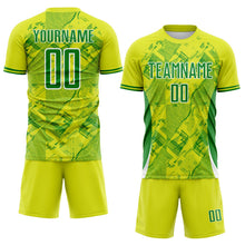 Laden Sie das Bild in den Galerie-Viewer, Uksn Individuelles Neongelb Grasgrün-Weiß Brasilien Digitale Linien Sublimationsdruck Fußballtrikot

