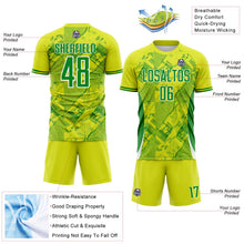 Laden Sie das Bild in den Galerie-Viewer, Uksn Individuelles Neongelb Grasgrün-Weiß Brasilien Digitale Linien Sublimationsdruck Fußballtrikot
