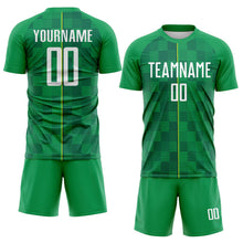 Laden Sie das Bild in den Galerie-Viewer, Uksn Individuelles Grün Weiß-Hellgelb Brasilien Digitale Linien Sublimationsdruck Fußballtrikot
