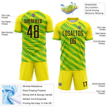Laden Sie das Bild in den Galerie-Viewer, Uksn Individuelles Hellgelb Schwarz-Grün Brasilien Pinselstrich Streifen Sublimationsdruck Fußballtrikot
