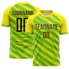 Laden Sie das Bild in den Galerie-Viewer, Uksn Individuelles Hellgelb Schwarz-Grün Brasilien Pinselstrich Streifen Sublimationsdruck Fußballtrikot
