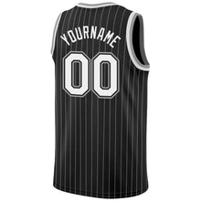 Laden Sie das Bild in den Galerie-Viewer, Uksn Individuelles Schwarz Weiße Nadelstreifen Weiß-Grau Authentic Basketball Trikot
