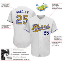 Laden Sie das Bild in den Galerie-Viewer, Uksn Individuelles Weiß Altgold-Königsblau Authentic Baseball Trikot
