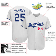 Laden Sie das Bild in den Galerie-Viewer, Uksn Individuelles Weiß Königsblau-Rot Authentic Baseball Trikot
